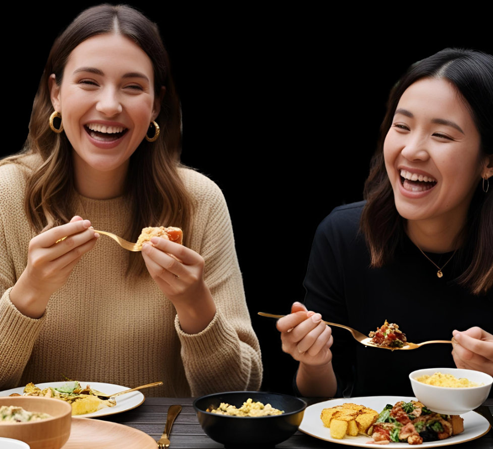 dos mujeres contentas y sonrientes con su comida, para la sección de gestión emocional de la alimentación